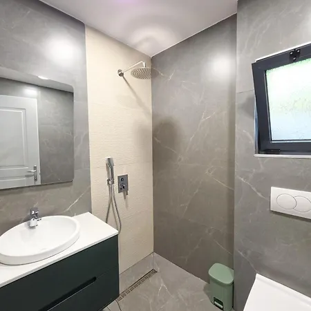Azure Hotel Dhermi